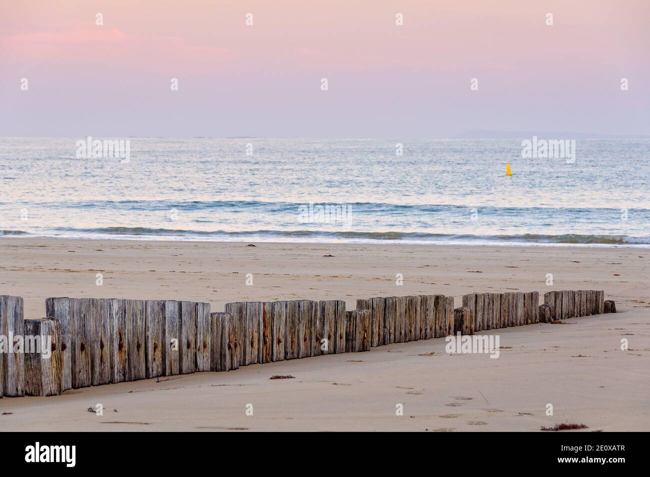 Clôture de sable sur la plage au crépuscule - Torquay, Victoria, Australie Banque D'Images