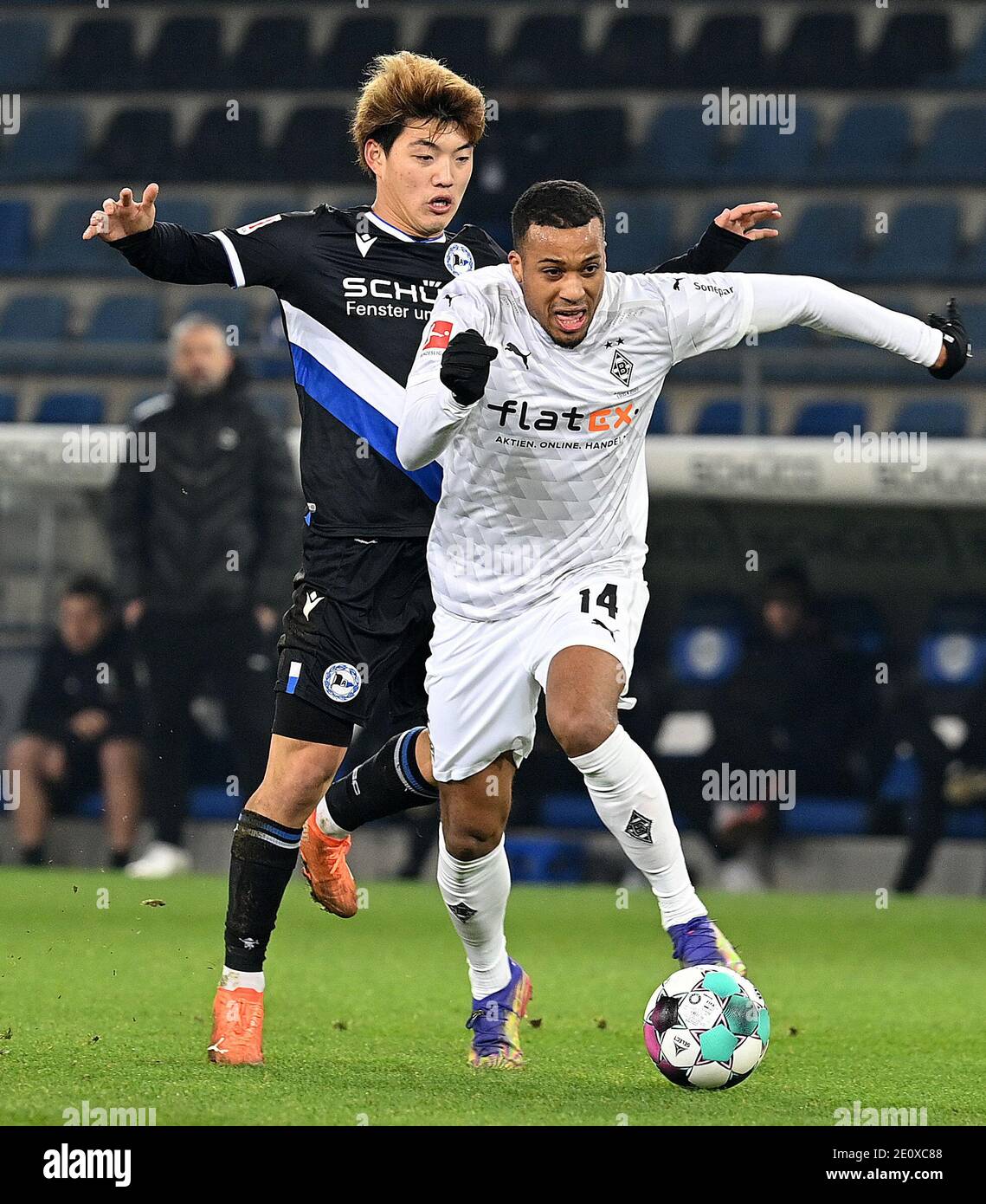 Bielefeld, Allemagne. 2 janvier 2021. Alassane plaidoyer (R) de Moenchengladbach vies avec Ritsu Doan de Bielefeld lors d'un match de football allemand Bundesliga entre Borussia Moenchengladbach et DSC Arminia Bielefeld à Bielefeld, Allemagne, 2 janvier 2021. Crédit: Ulrich Hufnagel/Xinhua/Alamy Live News Banque D'Images