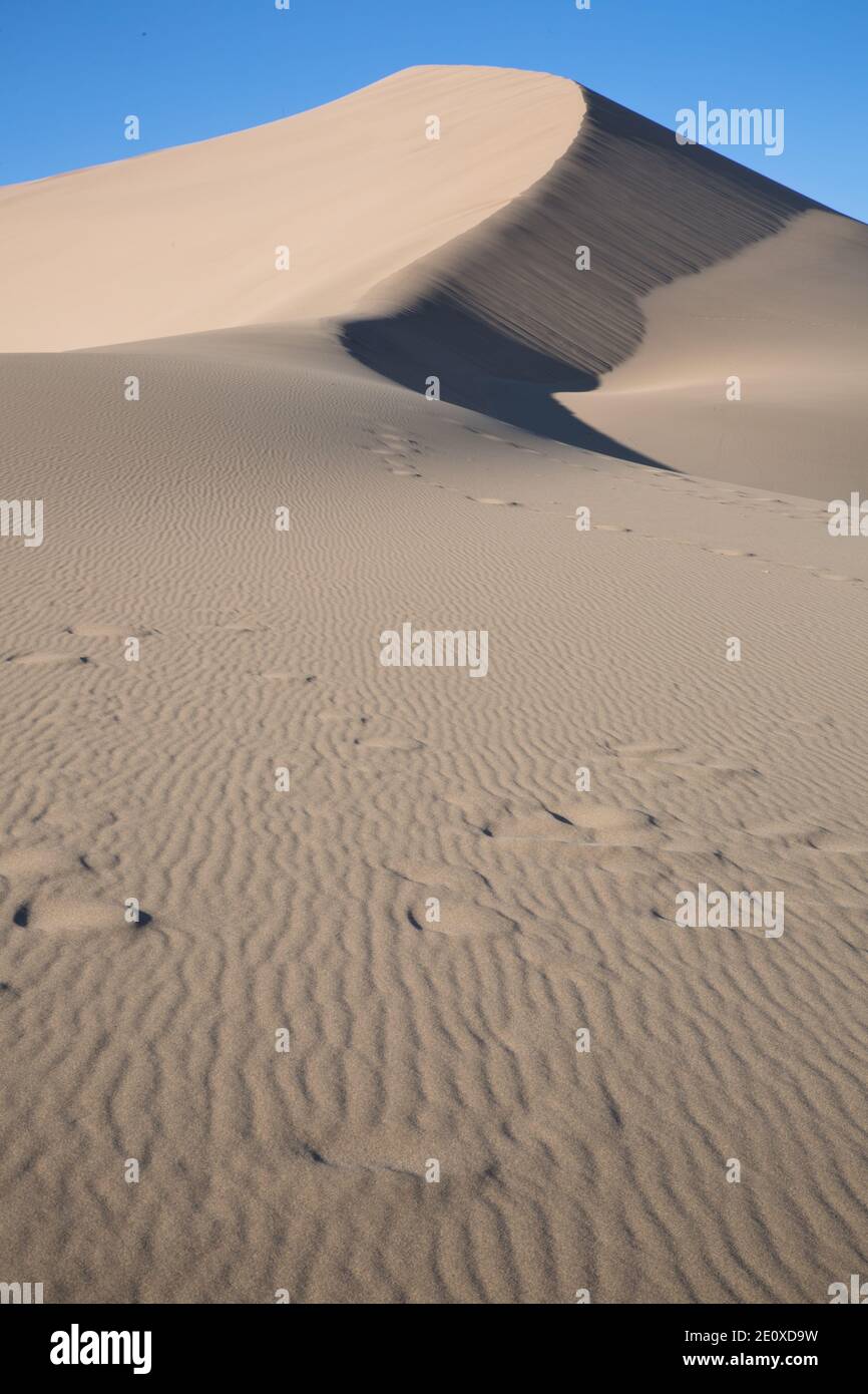 Echoing Sands et Crescent Moon Lake, Dunhuang, province de Gansu, Chine Banque D'Images