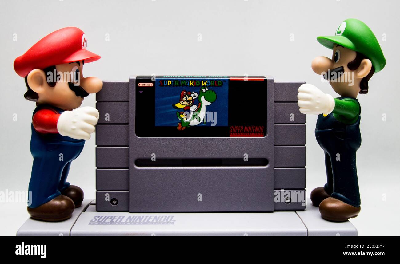 Mario et Luigi mettant Super Mario World dans un SNES Banque D'Images