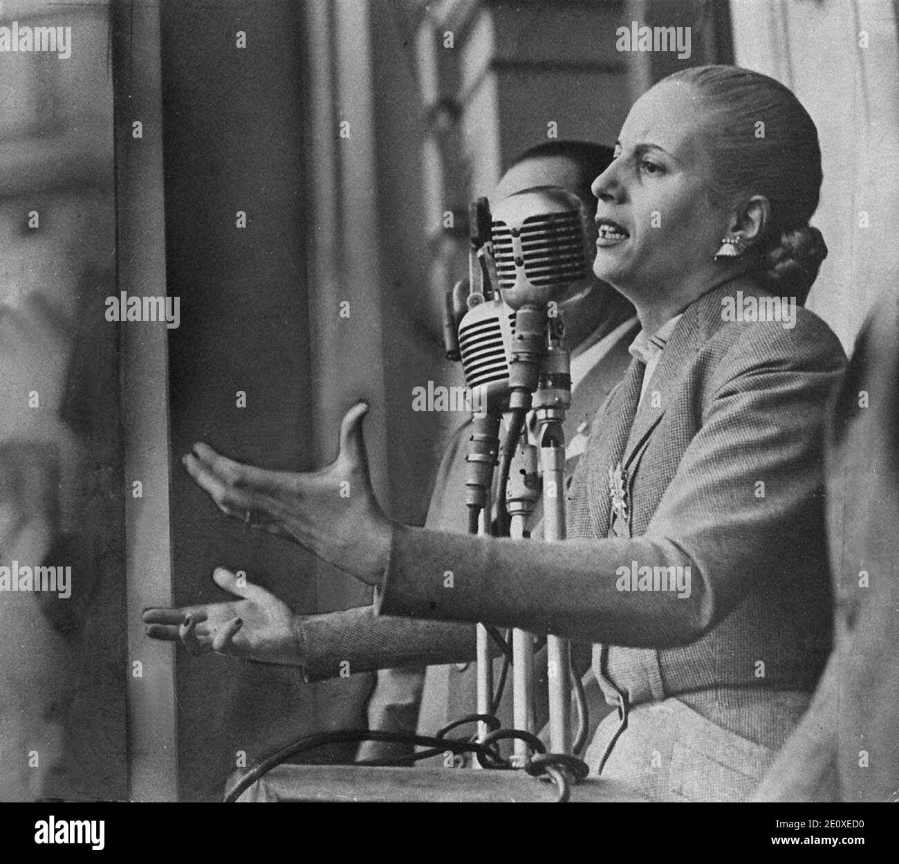 EVA Peron, ancienne première Dame Argentine et leader politique, prononcera un discours public sur le balcon de la Maison du gouvernement Banque D'Images