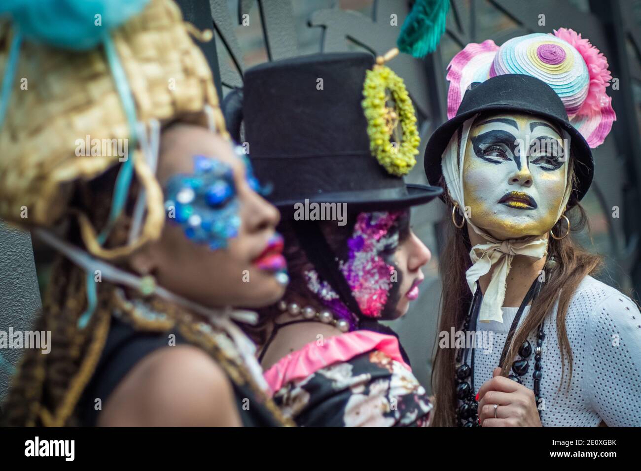 Londres, Royaume-Uni. 2 janvier 2021. Les modèles prennent part à un spectacle de mode coloré de rue tormode près de Sloane Square pour le designer Pierre Garroudi. Credit: Guy Corbishley / Alamy Live News Banque D'Images