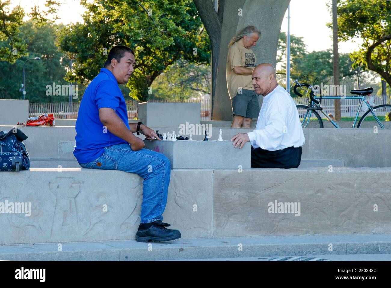 Une partie d'échecs approche sa conclusion au pavillon d'échecs sur le bord du lac de Chicago. Banque D'Images