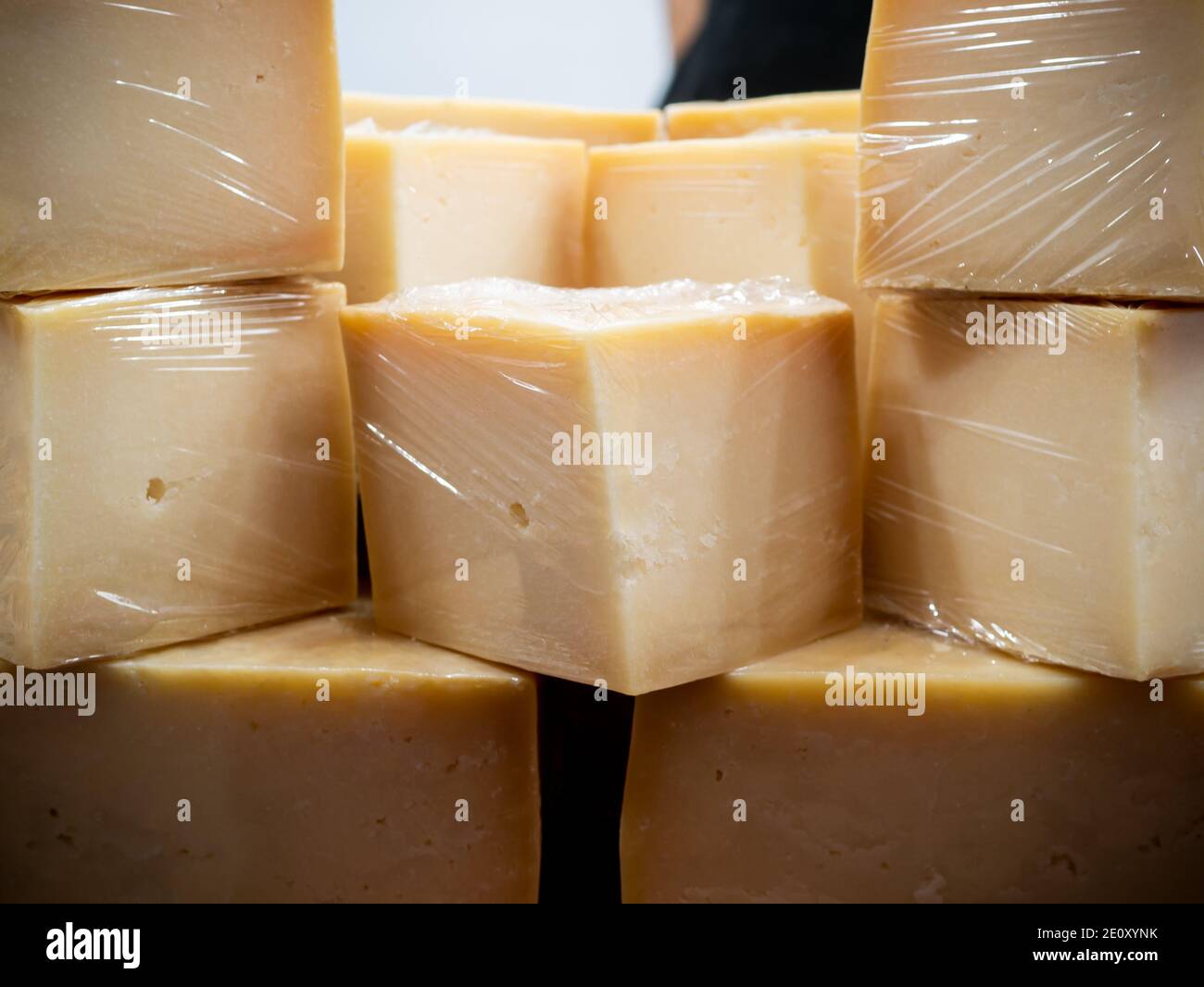 Quelques morceaux de fromage en feuille de plastique sur UN marché Support Banque D'Images