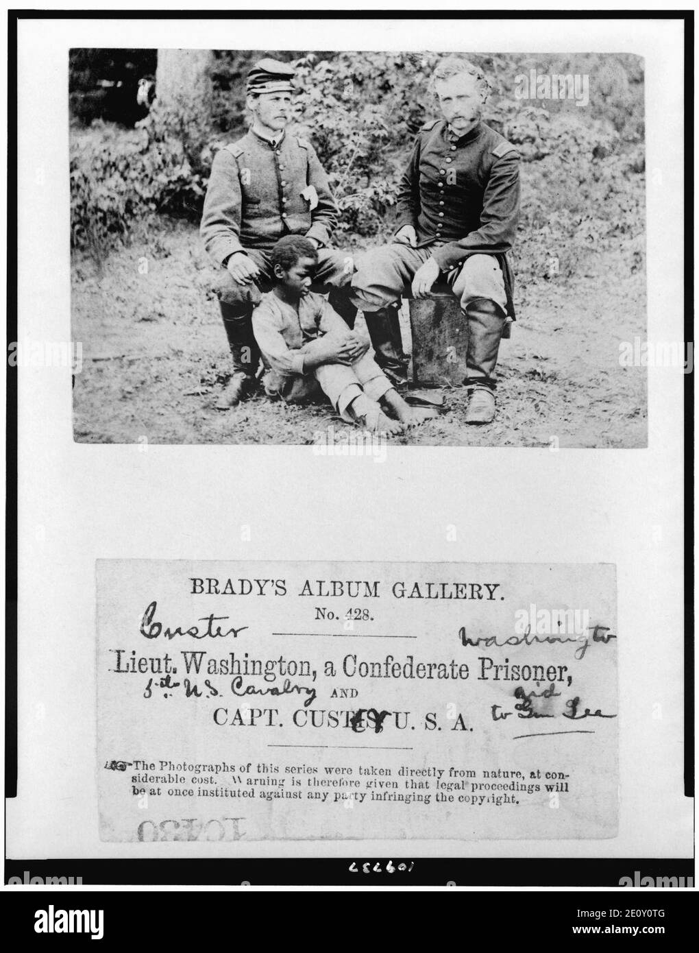 Le Lieut. Washington, un prisonnier des confédérés, et le capitaine Custer, États-Unis Banque D'Images