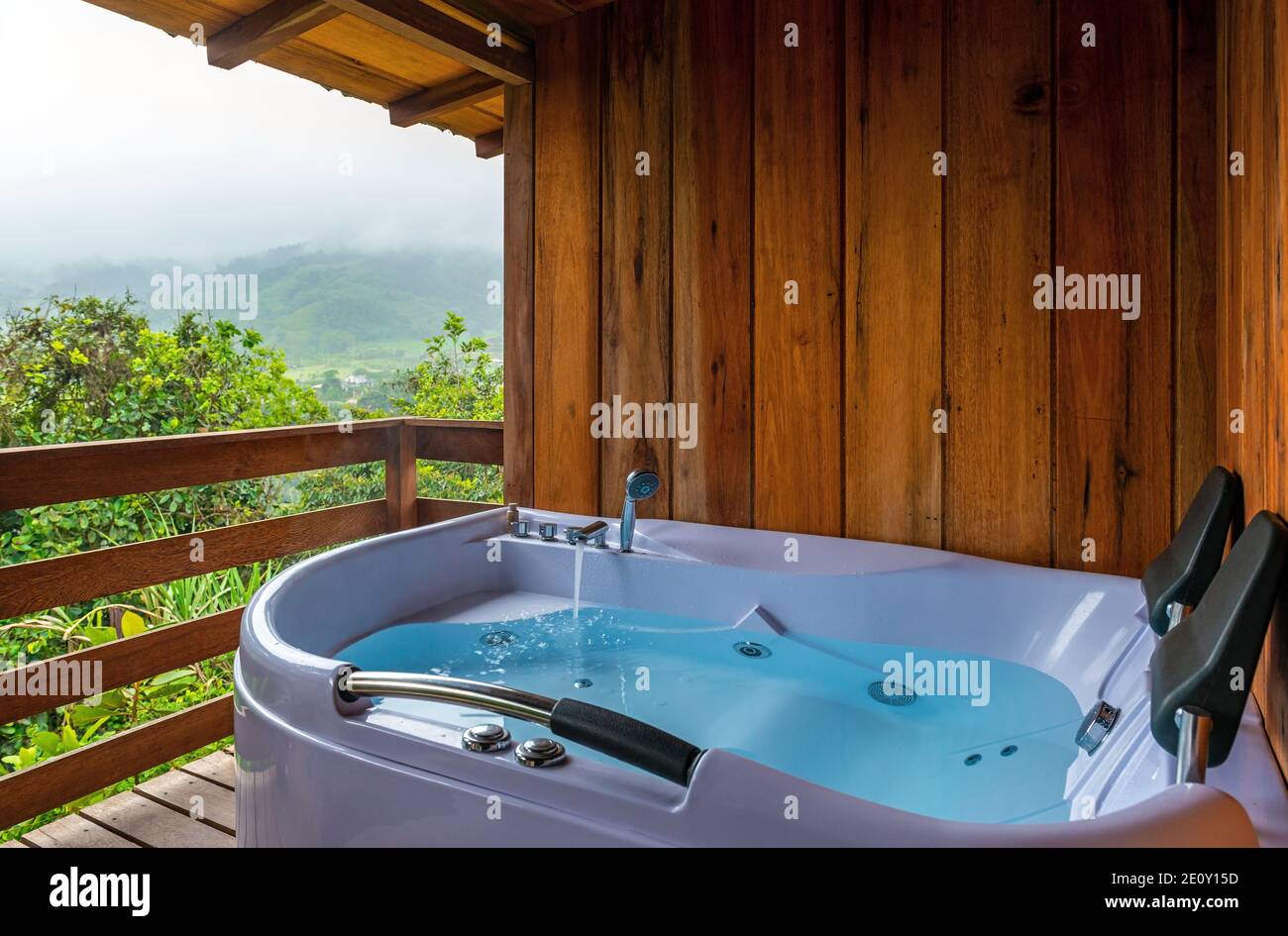 Jacuzzi sur un balcon avec vue sur la forêt nuageuse, Mindo, Equateur. Banque D'Images