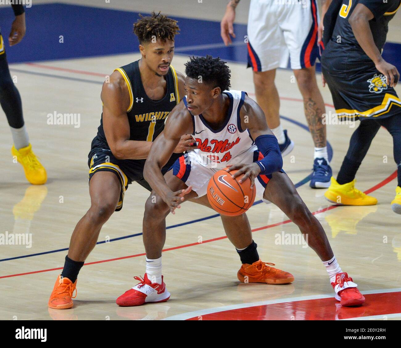 02 janvier 2021 : la garde de Miss Ole, Jarkel Joiner (24), cherche une ouverture contre la garde de Wichita, Tyson Etienne (1), lors du match de basket-ball NCAA entre les Shockers de Wichita et les rebelles de Miss Ole au Pavillon d'Oxford, MS Wichita State bea Ole' Miss, 83-79. Kevin Langley/Sports South Media Banque D'Images