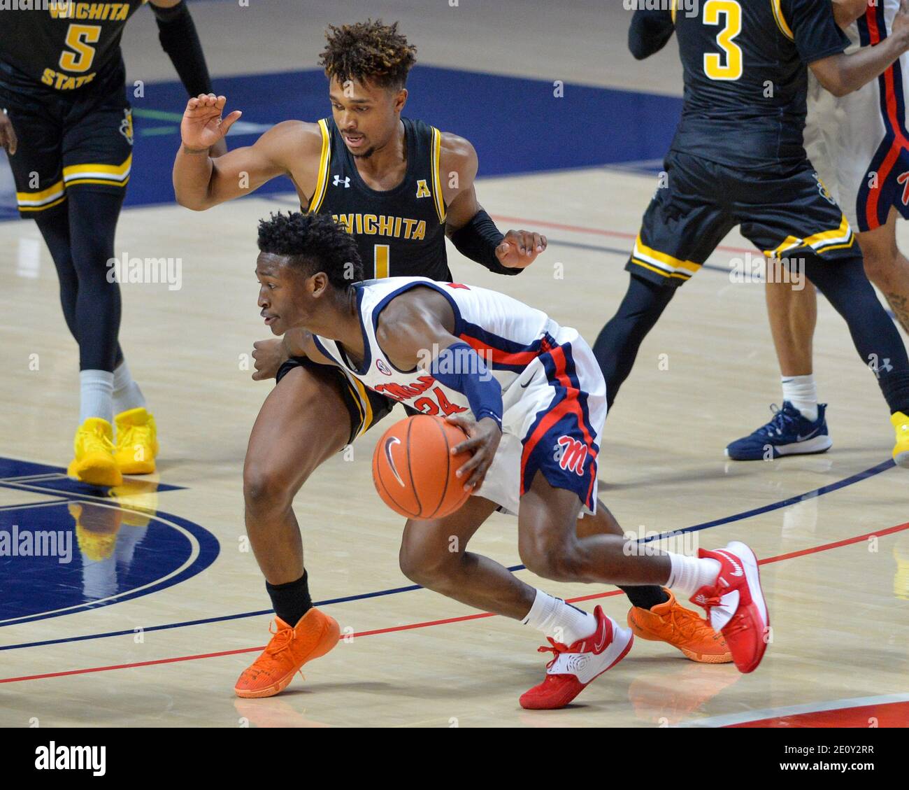 02 janvier 2021 : la garde de Miss Ole, Jarkel Joiner (24), se déplace dans la voie contre la garde de Wichita, Tyson Etienne (1), pendant le match de basket-ball NCAA entre les Shockers de Wichita et les rebelles de Miss Ole au Pavillon d'Oxford, MS Wichita State bat Ole' Miss, 83-79. Kevin Langley/Sports South Media Banque D'Images