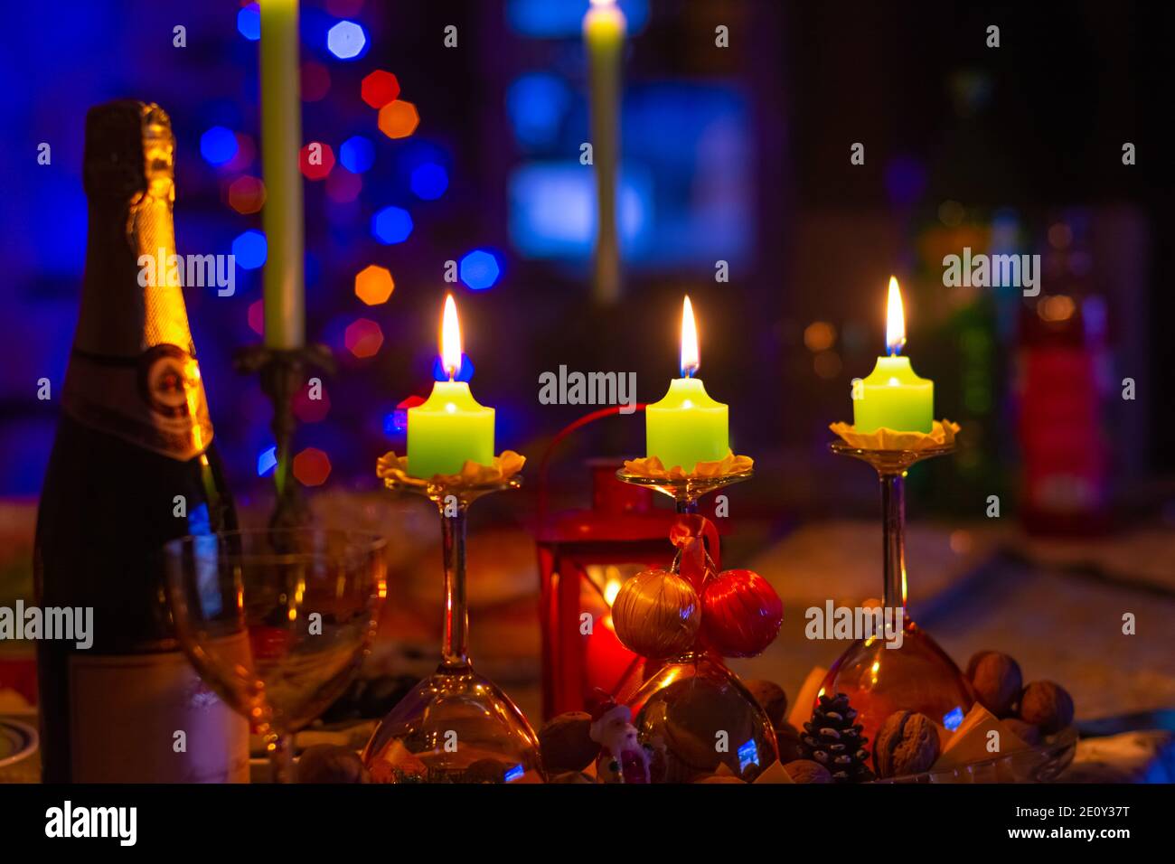 Bougies de Noël sur la table des fêtes Banque D'Images