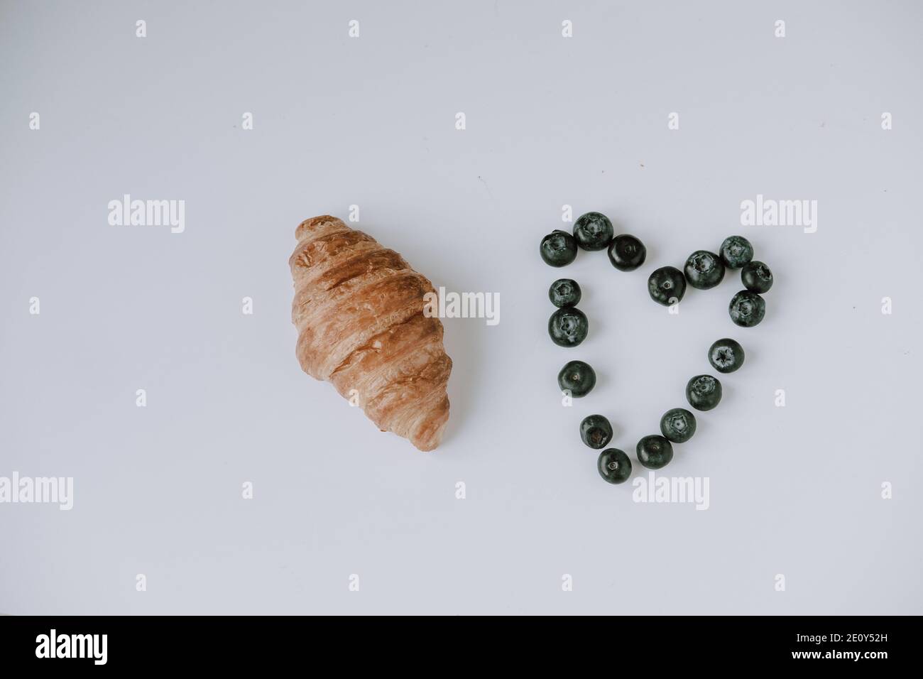 Saint Valentin. Coeur de myrtille. Beau coeur fait de baies. Cœur sur fond blanc. Petit-déjeuner le matin pour la Saint-Valentin. Banque D'Images