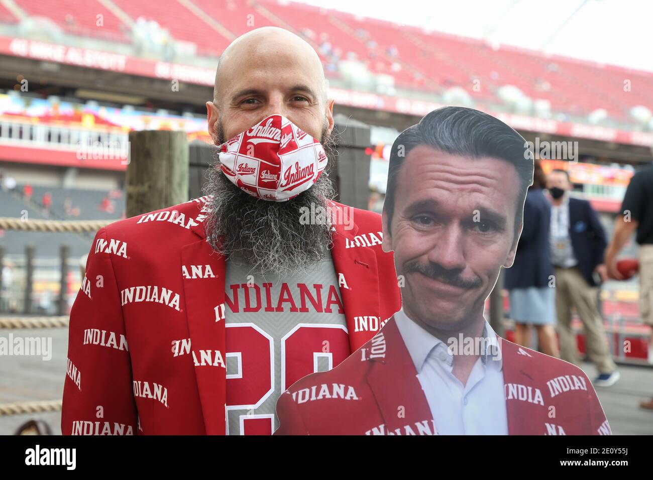 Samedi 2 janvier 2021 ; Tampa, FL, États-Unis ; un fan des Hoosiers de l'Indiana avant l'Outback Bowl au Raymond James Stadium. Les rebelles ont battu les Hoosiers 26-20. (Kim Hukari/image du sport) Banque D'Images