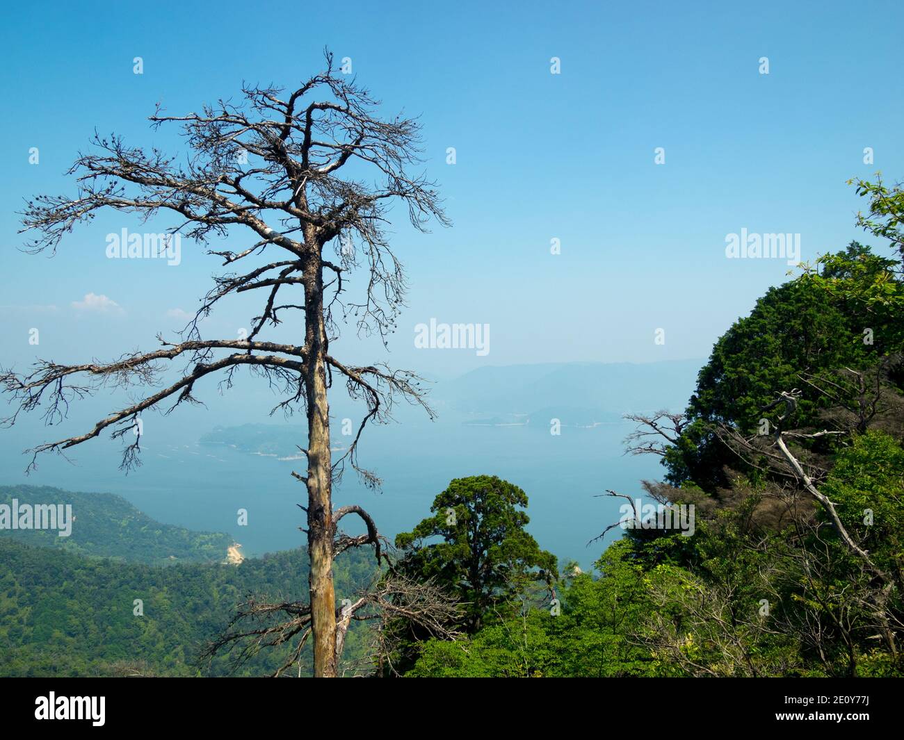 Une vue sur la mer intérieure de Sisto lors d'une journée d'été brumeuse depuis l'observatoire de Shishiiwa sur le mont Misen, île de Miyajima (Itsukushima), Japon. Banque D'Images