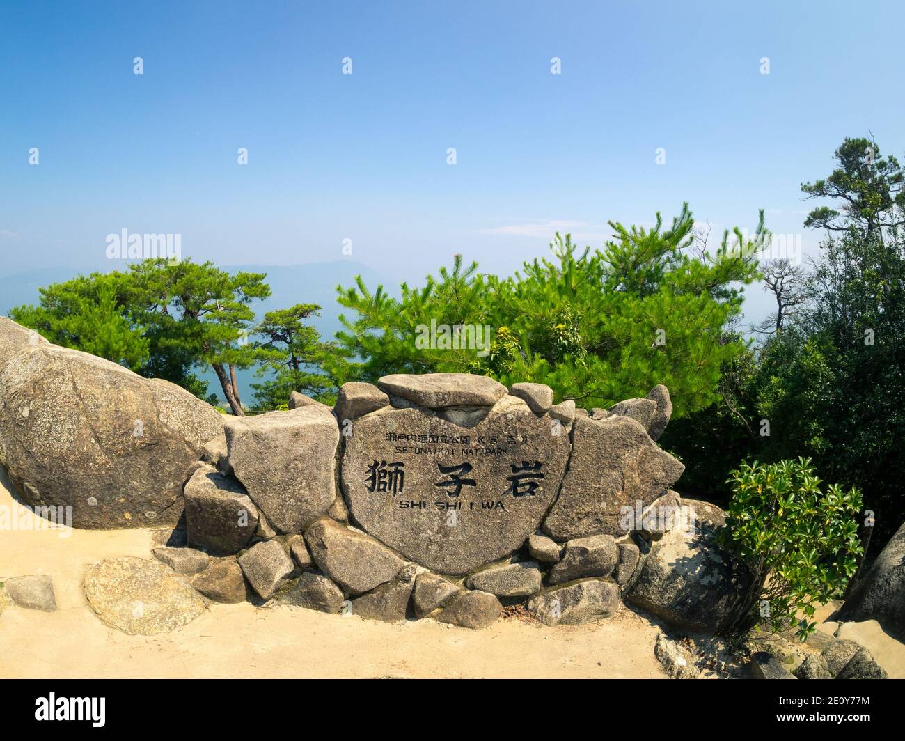 Un marqueur pour l'observatoire de Shishiiwa et le parc national de Setonaikai sur le mont Misen, île de Miyajima (Itsukushima), Japon. Banque D'Images
