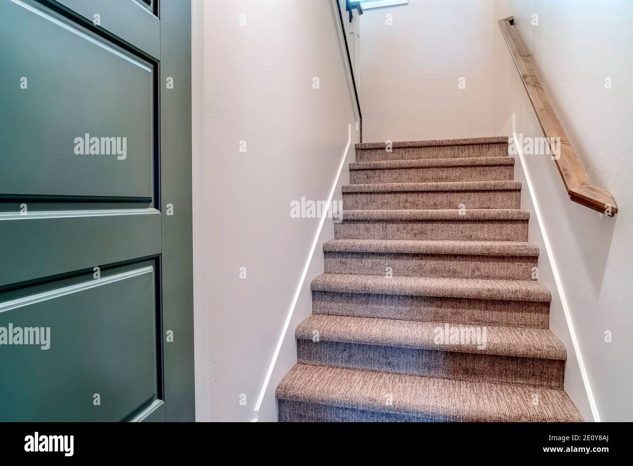 Escalier qui monte du garage ou sous-sol à l'étage principal de la maison Banque D'Images
