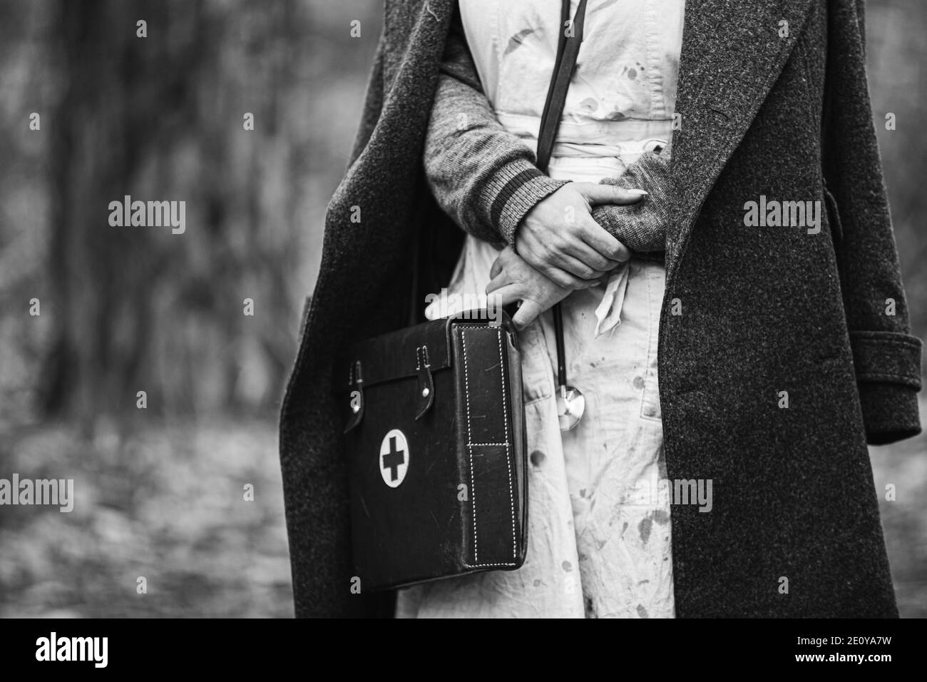 L'infirmière allemande Deutsch paramédique de l'uniforme de la Seconde Guerre mondiale. Noir et blanc Banque D'Images