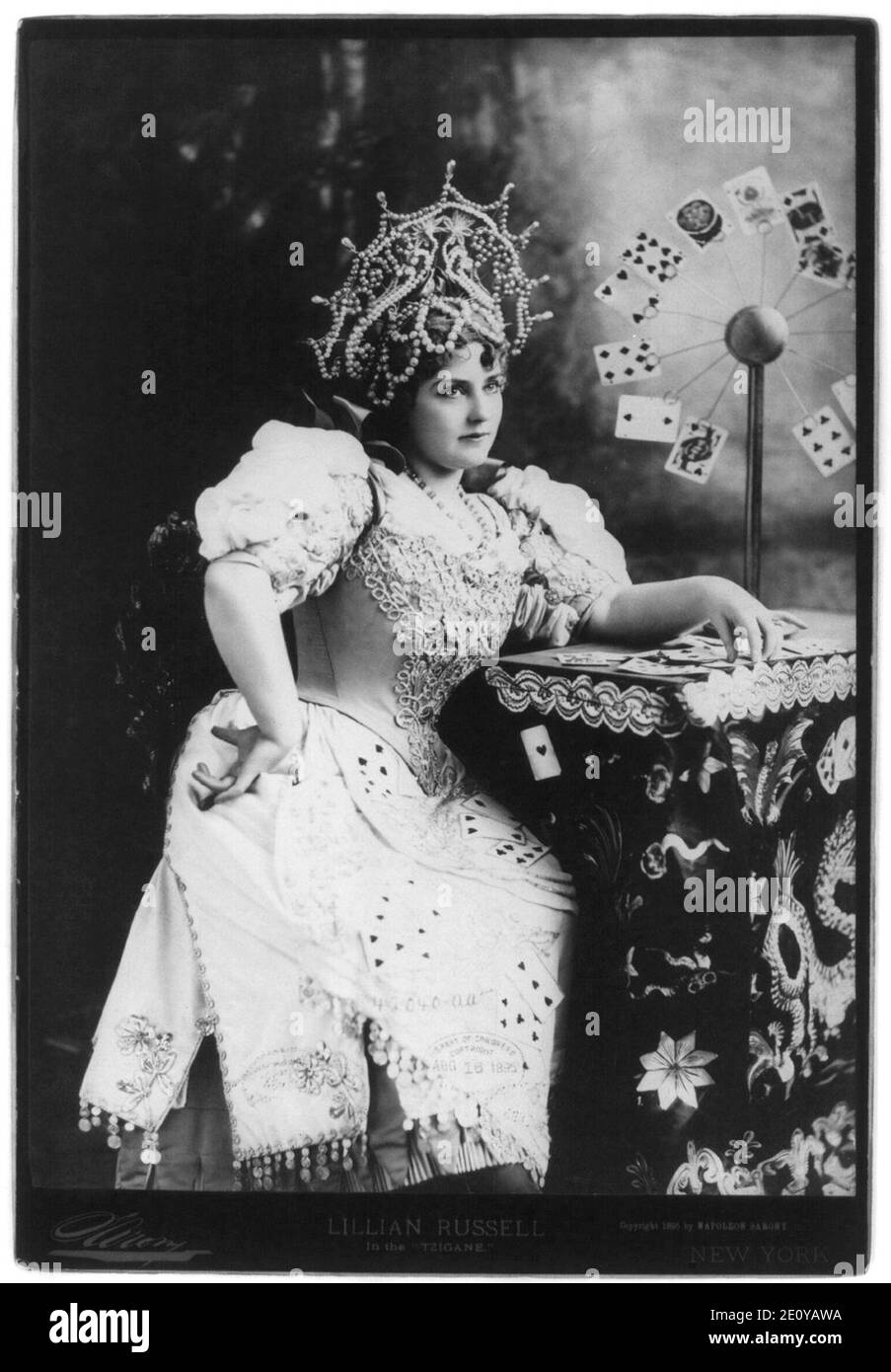 Lillian Russell, 1861-1922, trois quarts de longueur, assis, face à droite; avec des cartes à la table, dans le ''Tzigane'' (le caissier de fortune) Banque D'Images