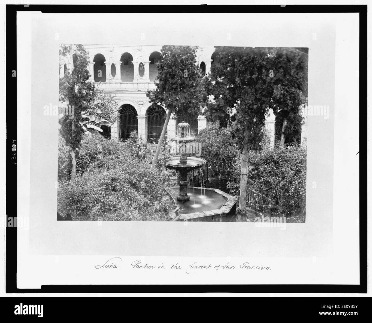 Lima. Dans le jardin du couvent de San Francisco Banque D'Images