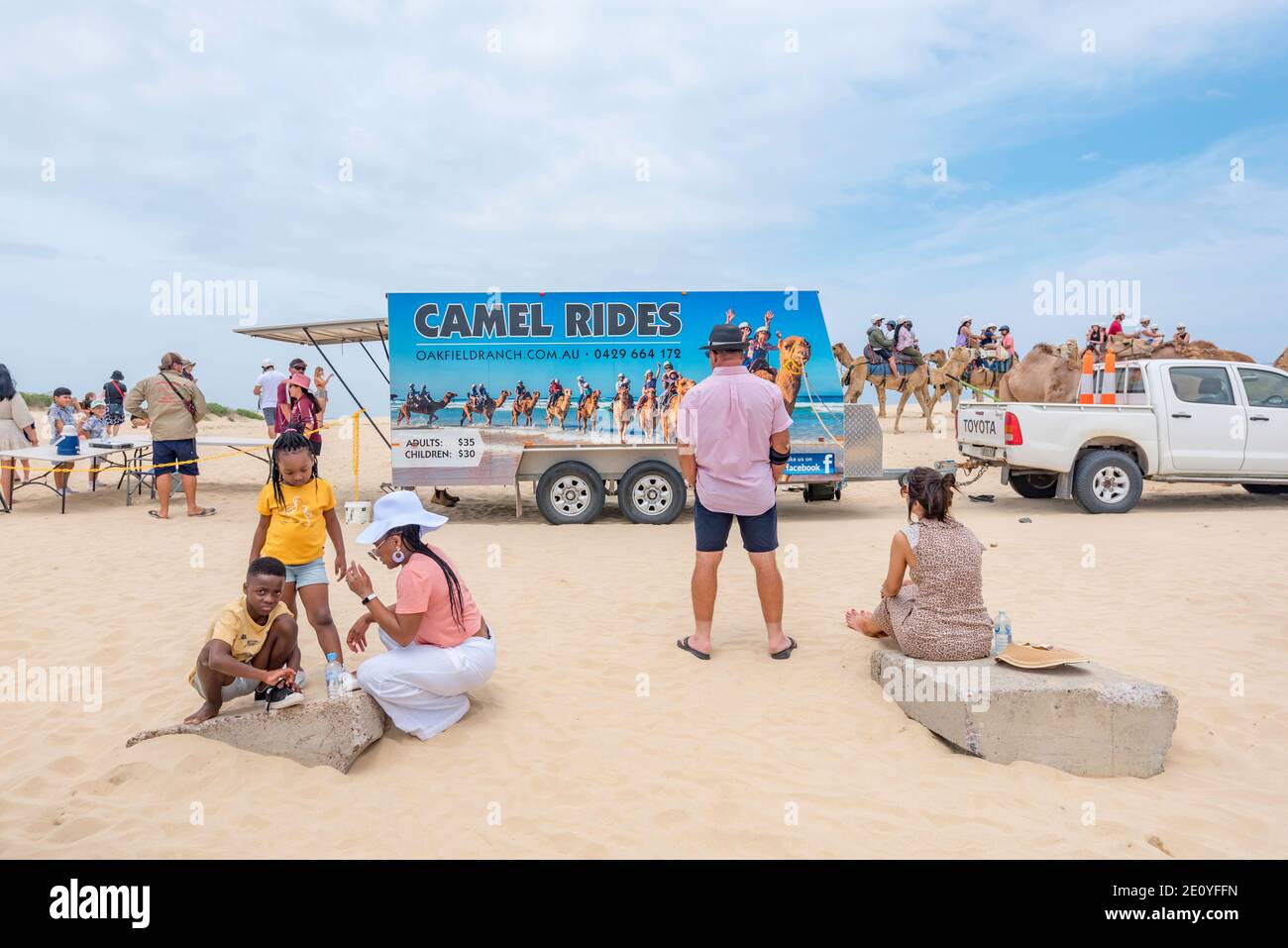 Les promenades à dos de chameau sont très populaires auprès des visiteurs de la plage de Birubi, près de la baie d'Anna et de Nelson, à Port Stephens, sur la côte nord de la Nouvelle-Galles du Sud en Australie Banque D'Images
