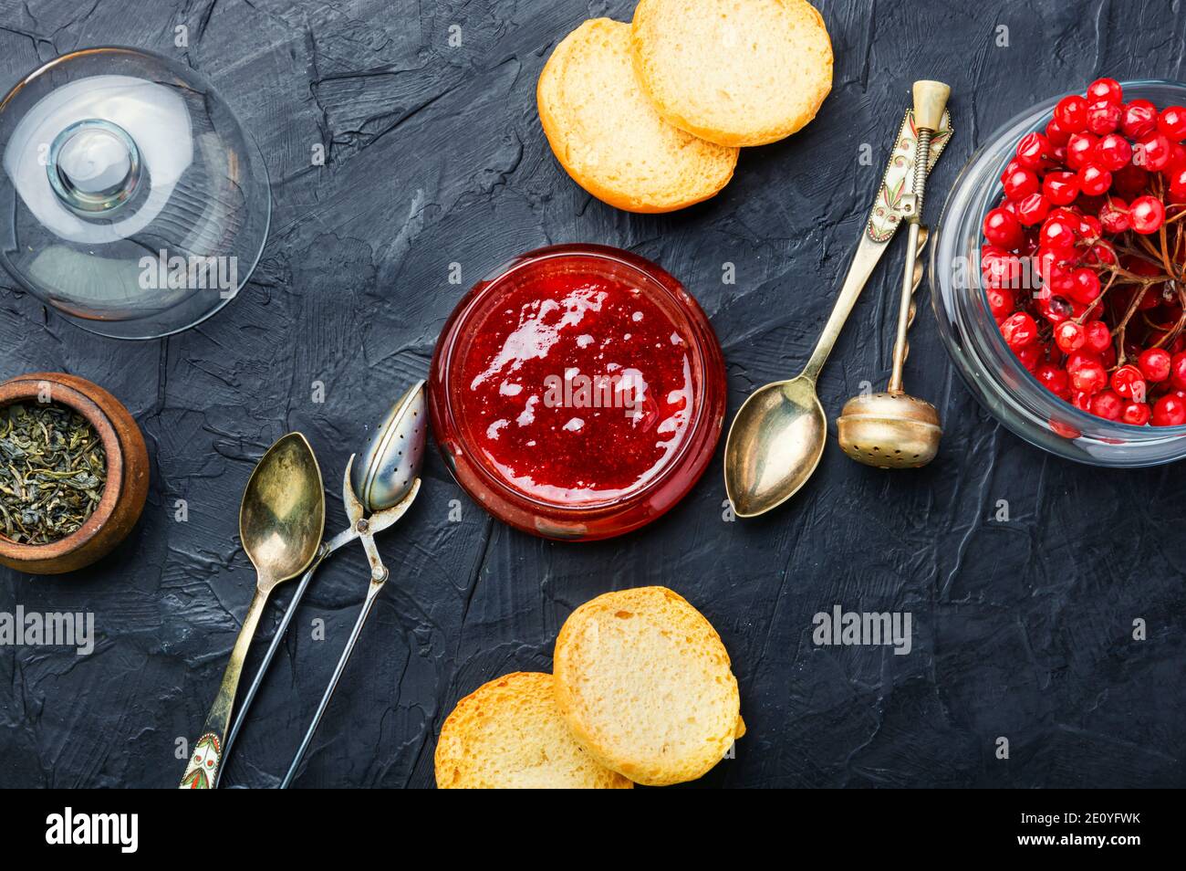 Pot en verre avec confiture et baies de viburnum Banque D'Images