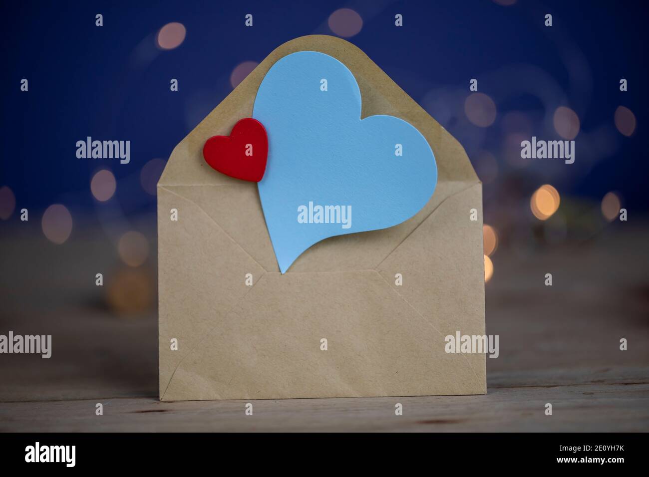 Enveloppe, forme de coeur, lettre d'amour, concept de la Saint-Valentin Banque D'Images