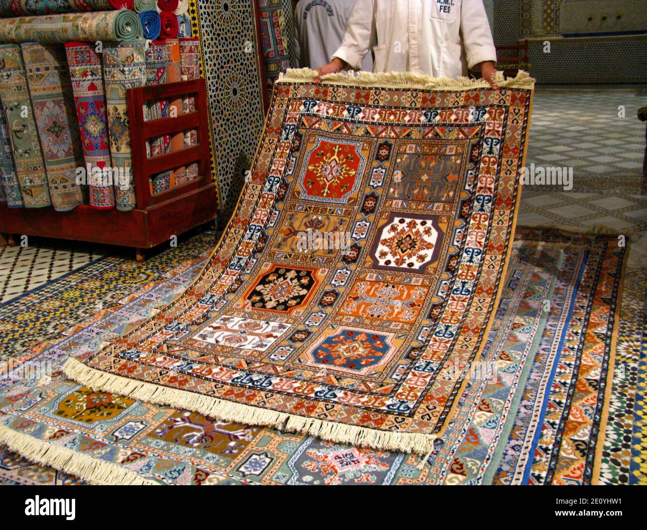 La boutique de tapis de Fez, au Maroc Photo Stock - Alamy
