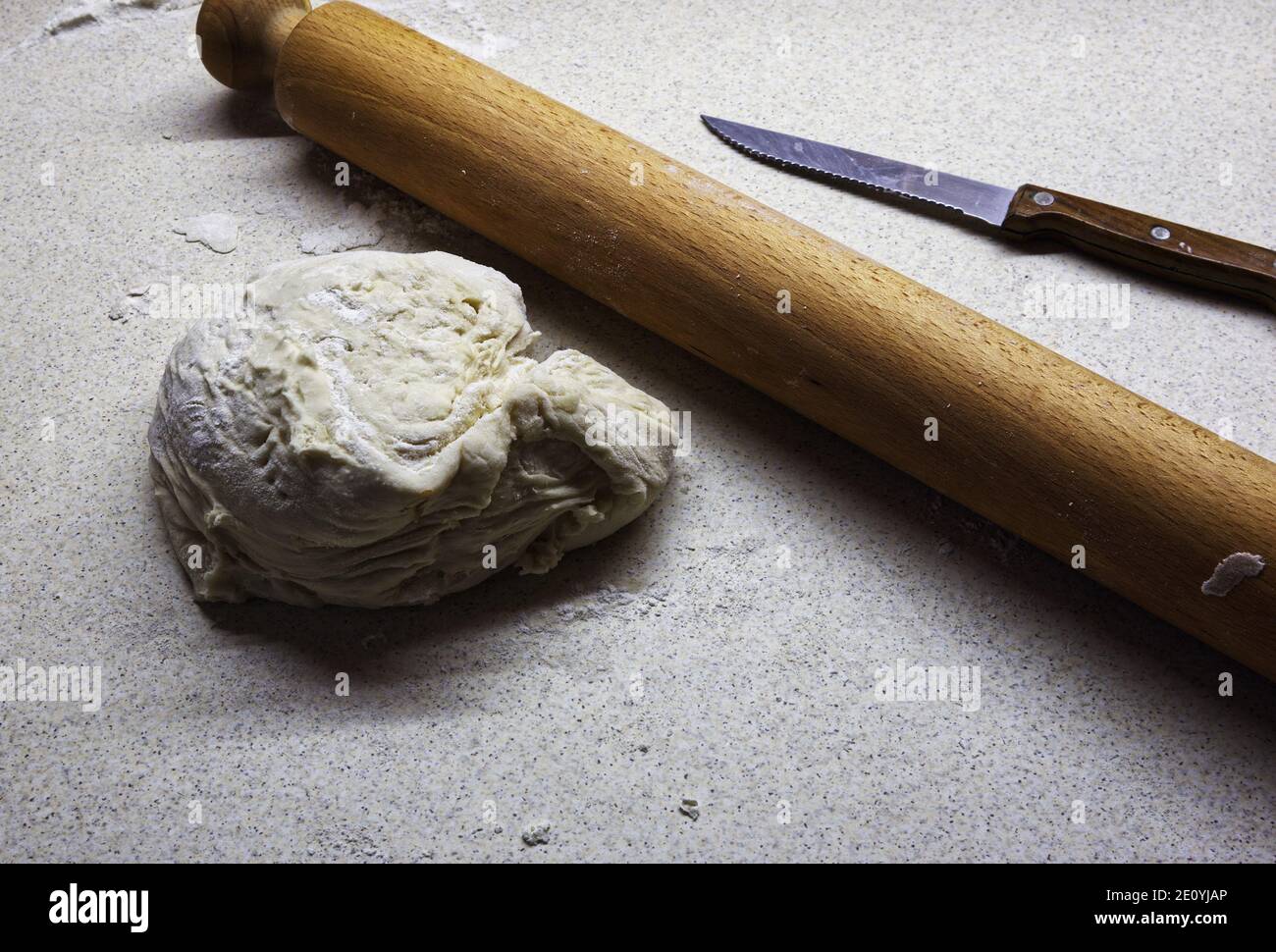 Préparer de la pâte fraîche pour la pizza sur le bureau de cuisine. Banque D'Images