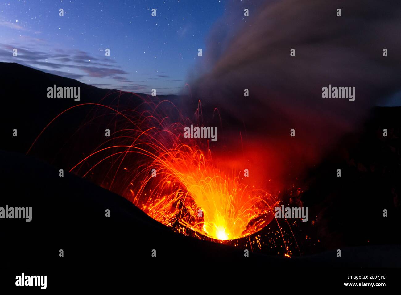 Lave dans le cratère du volcan Dukono, Halmahera, Indonésie Banque D'Images