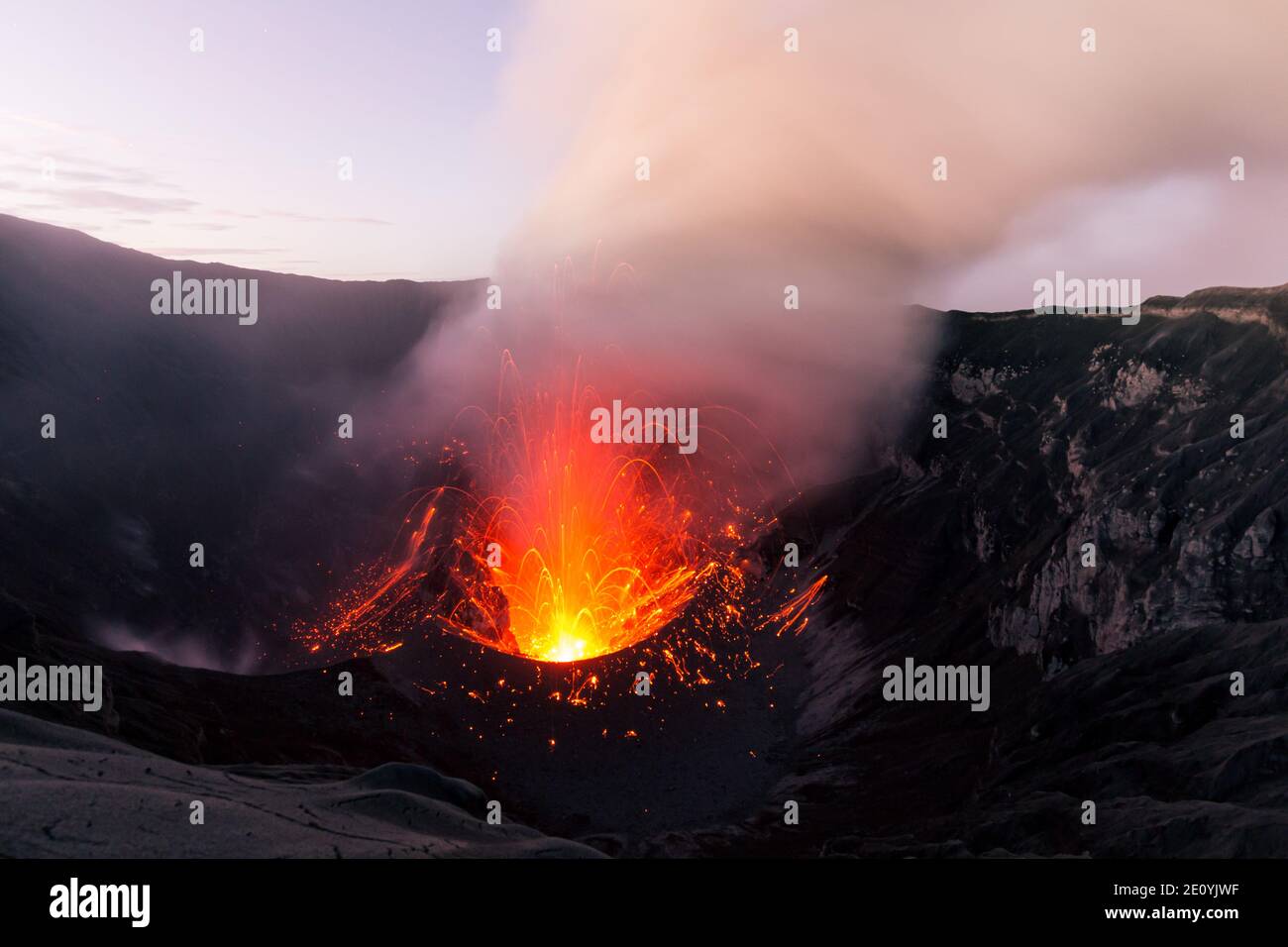 Lave dans le cratère du volcan Dukono, Halmahera, Indonésie Banque D'Images