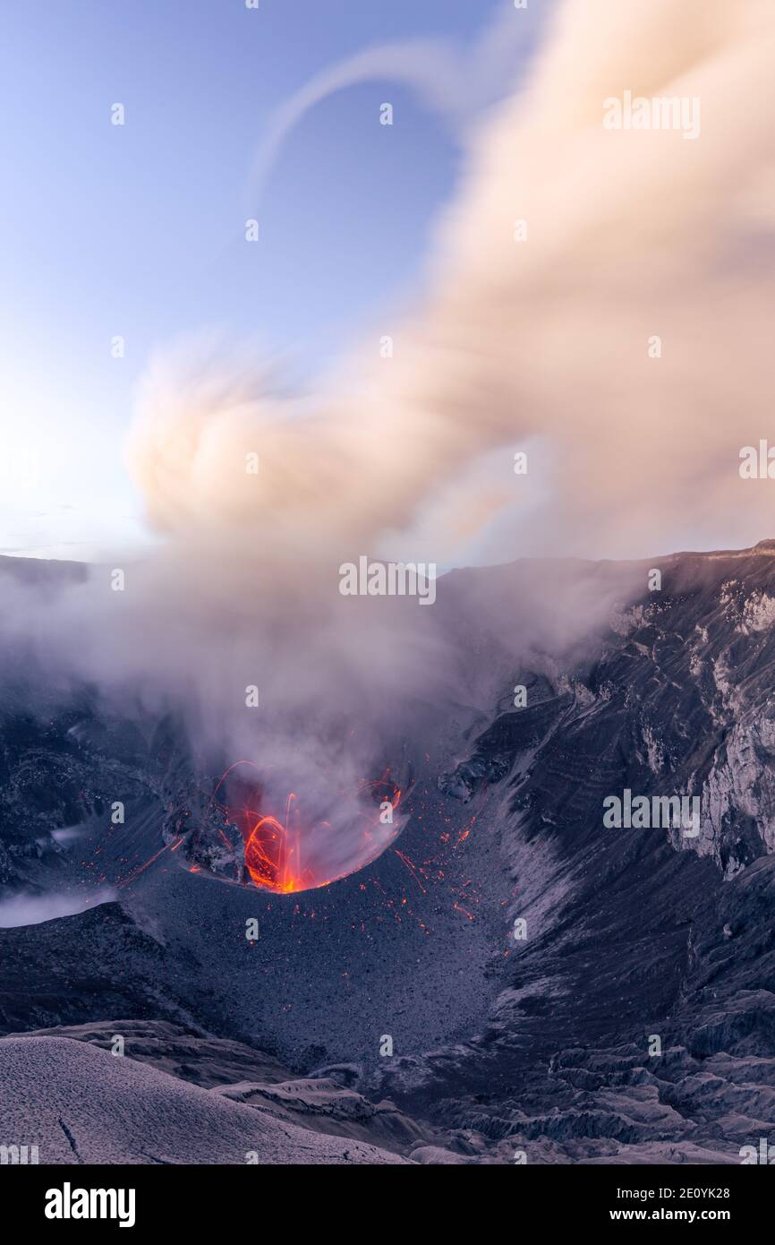 Lave dans le cratère du volcan Dukono, Halmahera, Indonésie Banque D'Images
