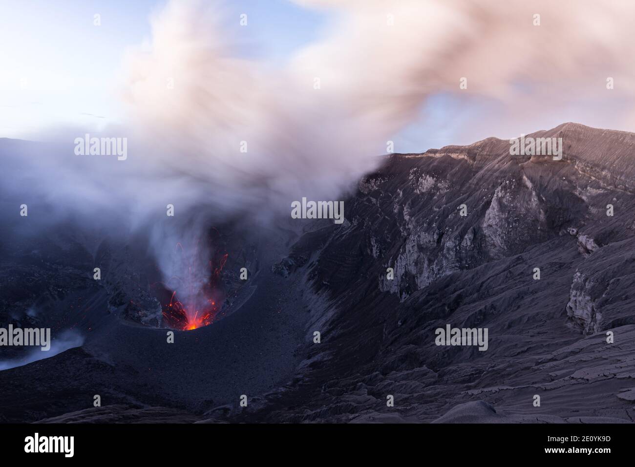 Volcan Dukono actif sur Halmahera, Indonésie Banque D'Images