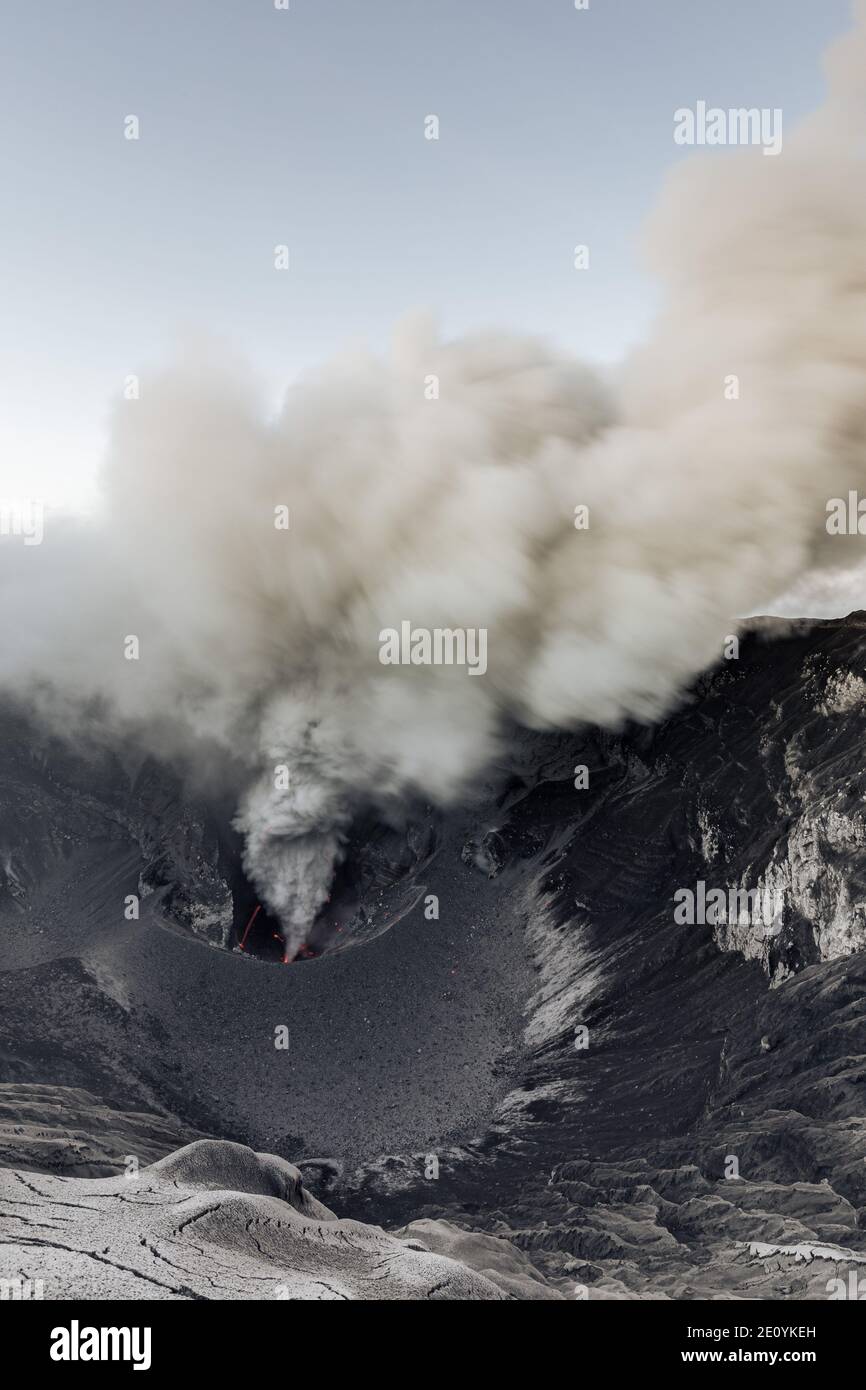 Volcan Dukono actif sur Halmahera, Indonésie Banque D'Images