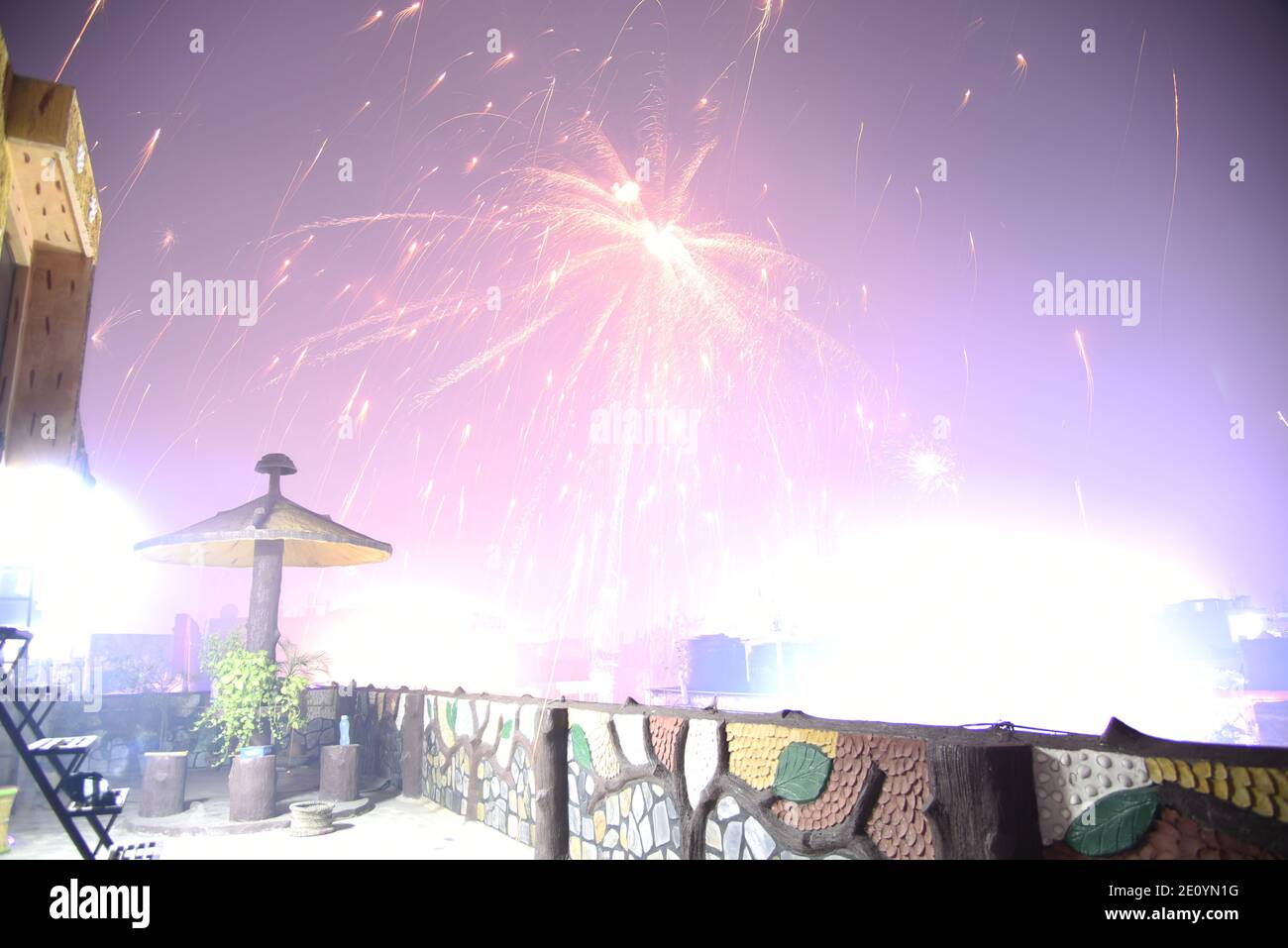 Feux d'artifice du ciel ciel ciel incroyable pendant la fête religieuse indienne de Diwali / Depawali à New Delhi, Inde Banque D'Images