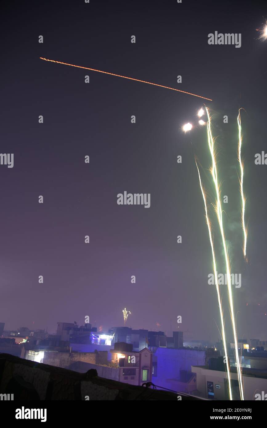 Feux d'artifice du ciel ciel ciel incroyable pendant la fête religieuse indienne de Diwali / Depawali à New Delhi, Inde Banque D'Images