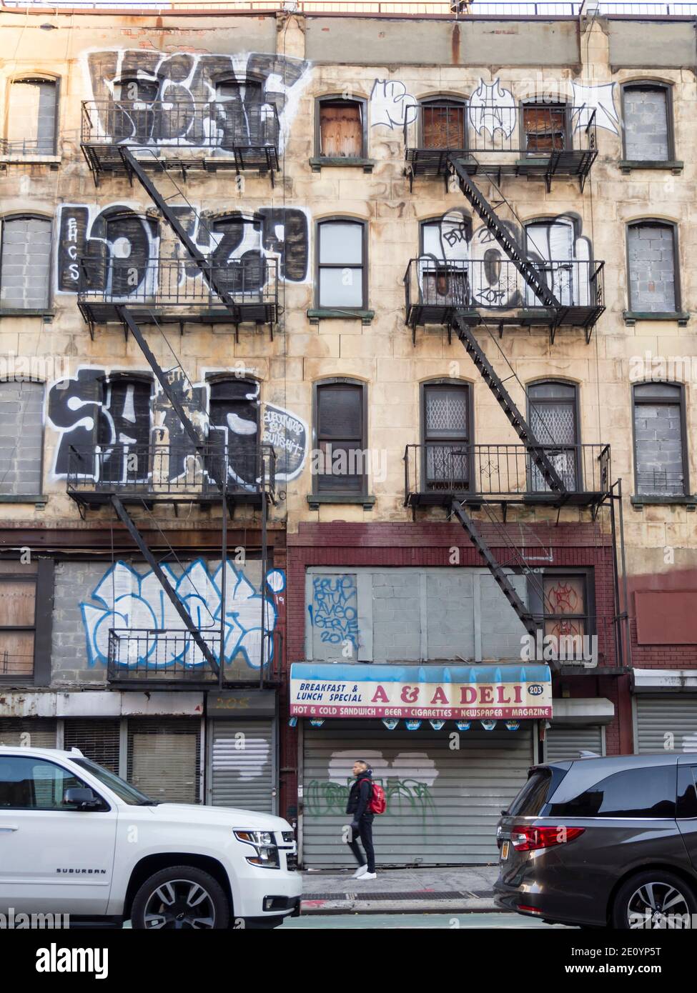 New York City, NY (Etats-Unis) - 16 novembre 2019 : un bâtiment résidentiel abandonné au centre de Manhattan avec des fenêtres bloquées et d'anciennes sorties d'incendie externes Banque D'Images