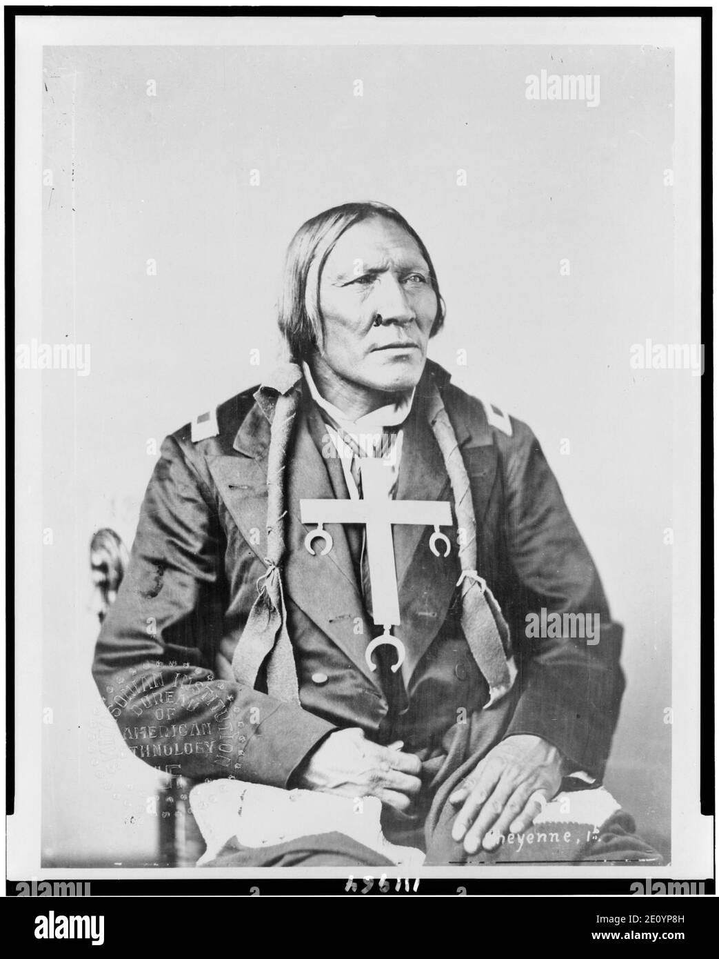 Little Robe, Cheyenne Indian, portrait en demi-longueur, assis, orienté vers la droite Banque D'Images