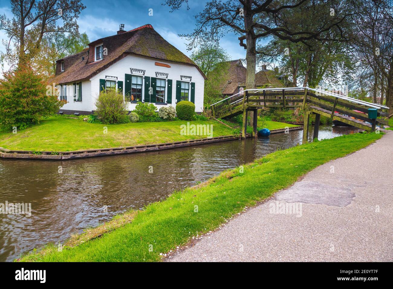 Maison rurale au bord de l'eau et vieux pont en bois sur le canal d'eau, Giethoorn, pays-Bas, Europe Banque D'Images