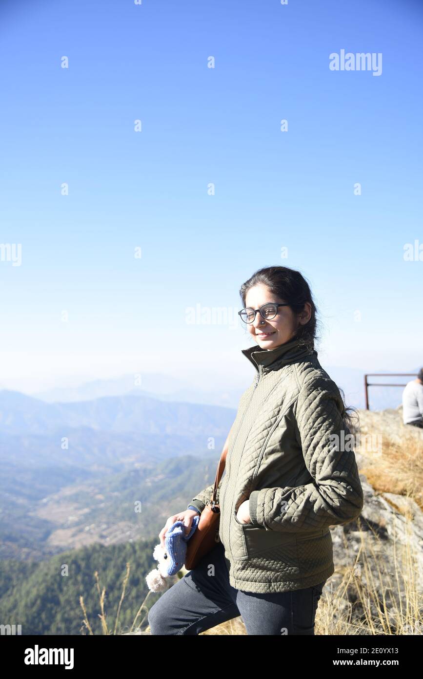 Vue panoramique sur la montagne de l'Himalaya depuis le temple Hindou Lord Shiva Mukteshwar situé dans le district de Nainital, dans l'État d'Uttarakhand. Banque D'Images