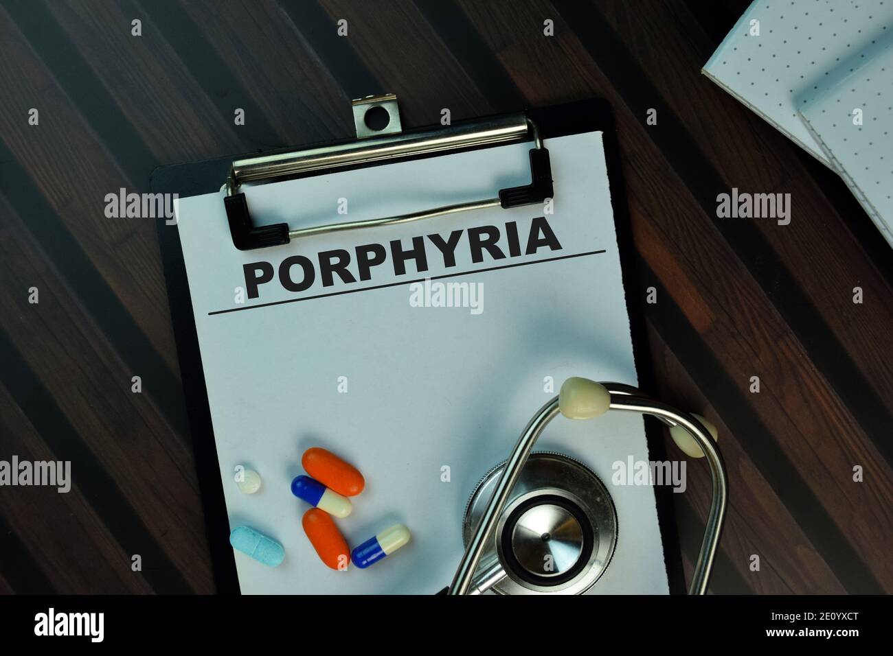 Porphyria écrire sur un papier isolé sur la table en bois. Concept médical ou de soins de santé Banque D'Images