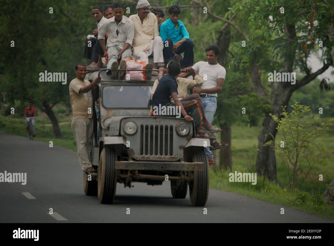Une jeep bourrée de passagers se déplaçant sur une route vide à Bihar, en Inde. Banque D'Images