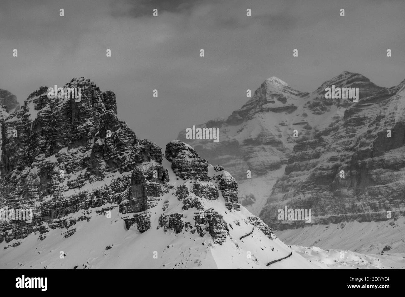 Nuages transportant de la neige dans les Alpes italiennes Banque D'Images