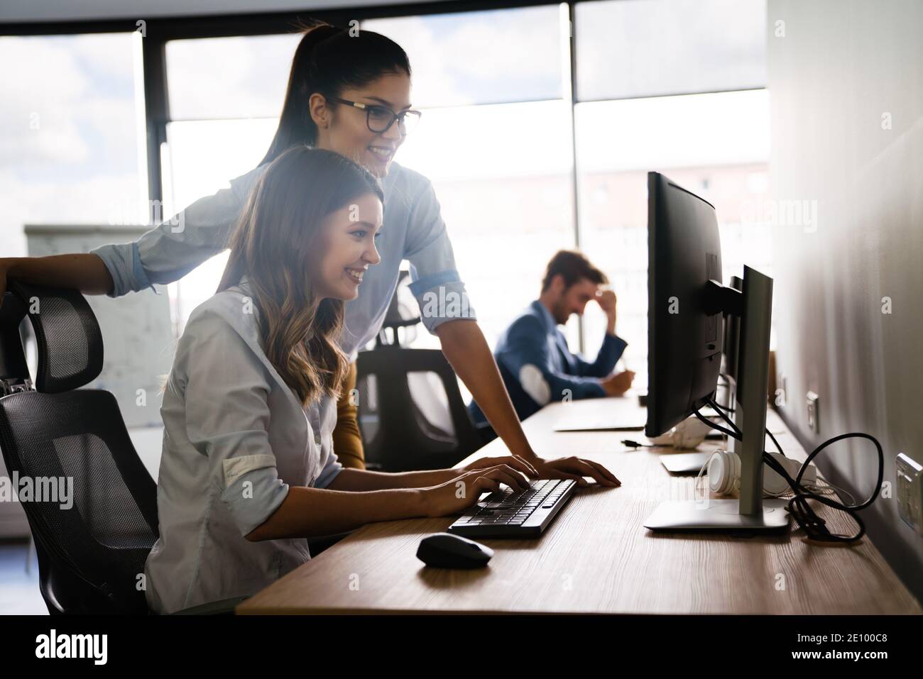 Bonne femme au bureau. Technologie, ordinateur, démarrage, concept d'entreprise. Banque D'Images