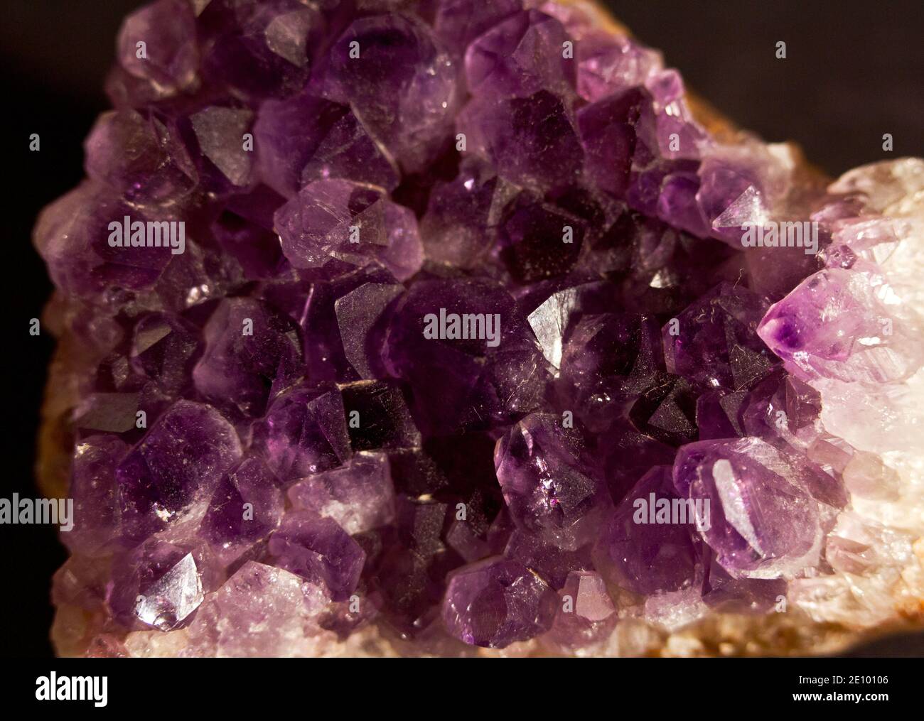 Amethyst est une variété pourpre de quartz qui le rend dur et approprié pour couper pour faire des bijoux. Il a été évalué comme une pierre cardinale depuis an Banque D'Images