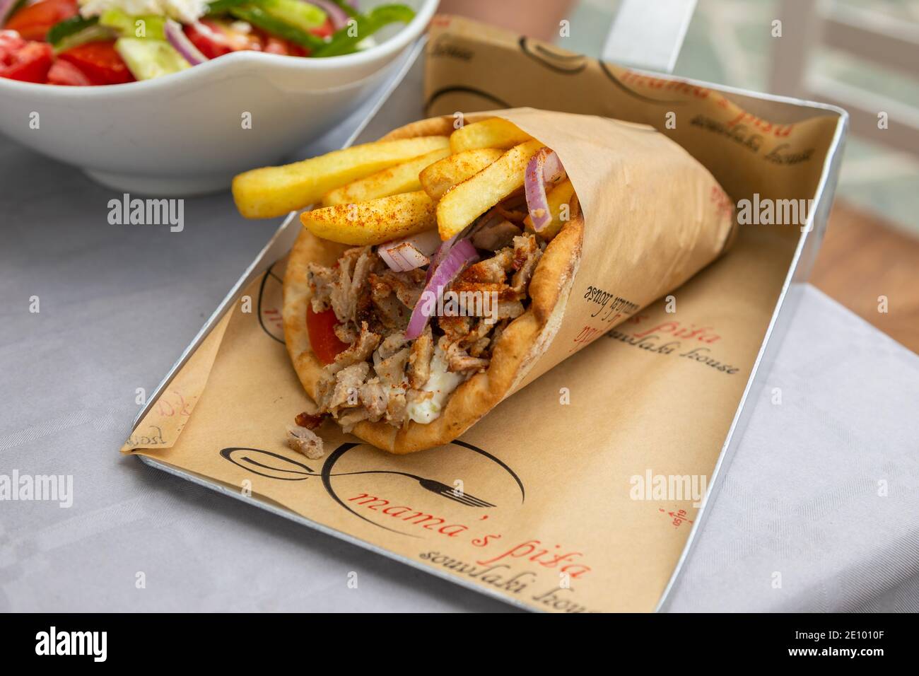 Gyros grecs enveloppés de pain pita dans un mouchoir en papier sur un plateau en métal argenté Banque D'Images