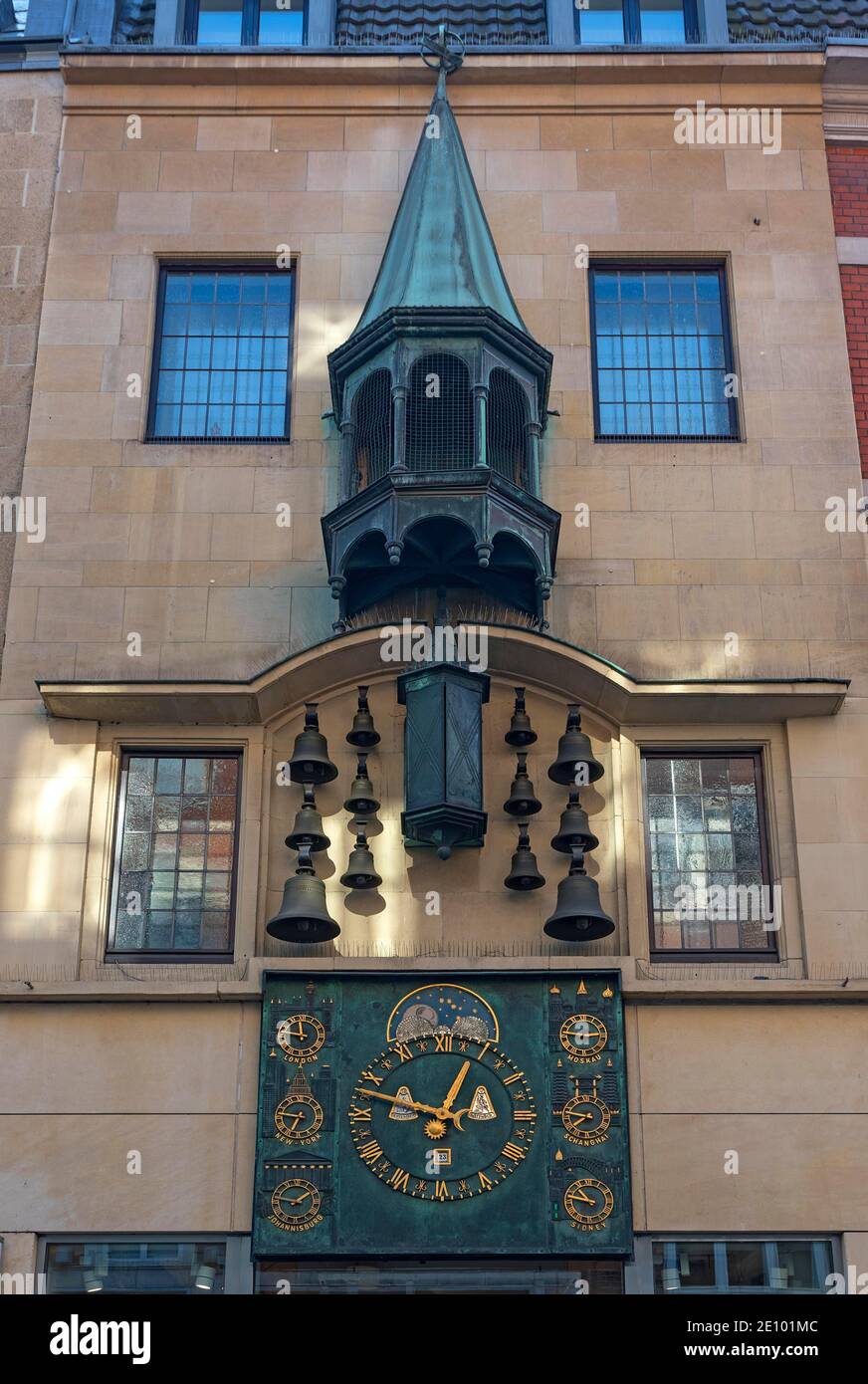 Glockenspiel avec horloge mondiale à Münster, créé par le maître horloger Wilhelm Nonhoff, Münster, Rhénanie-du-Nord-Westphalie, Allemagne, Europe Banque D'Images
