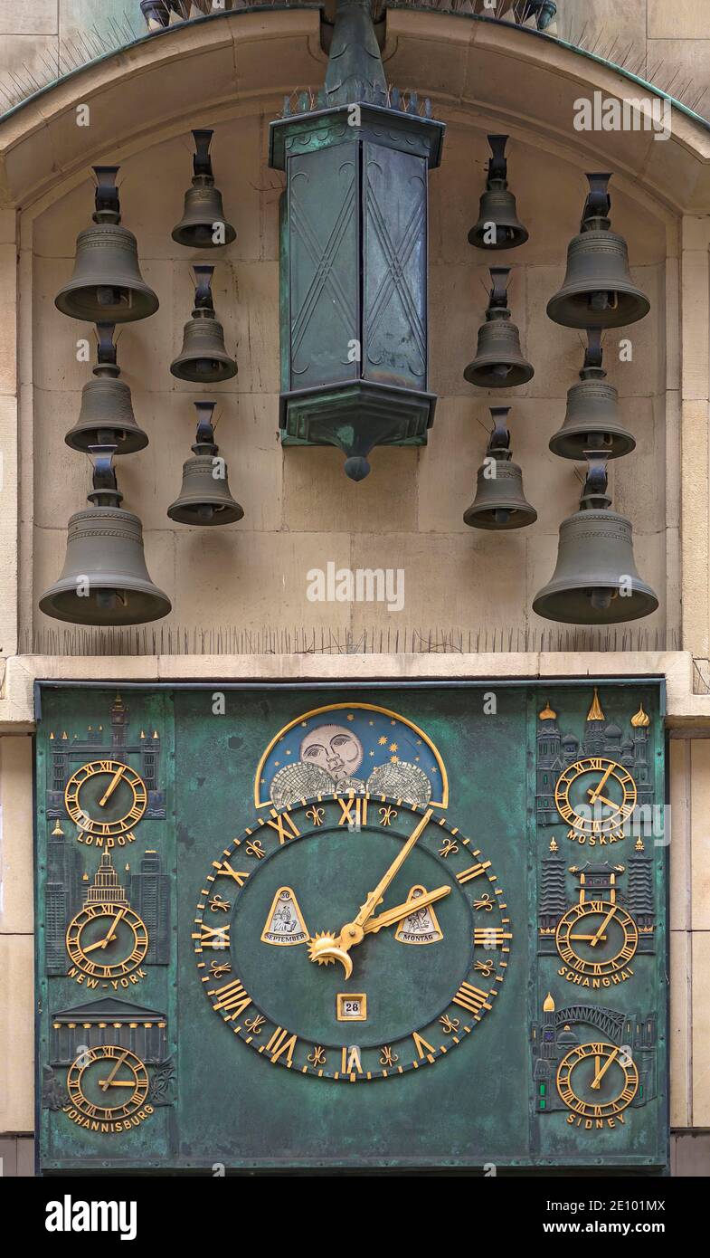 Glockenspiel avec horloge mondiale à Münster, créé par le maître horloger Wilhelm Nonhoff, Münster, Rhénanie-du-Nord-Westphalie, Allemagne, Europe Banque D'Images