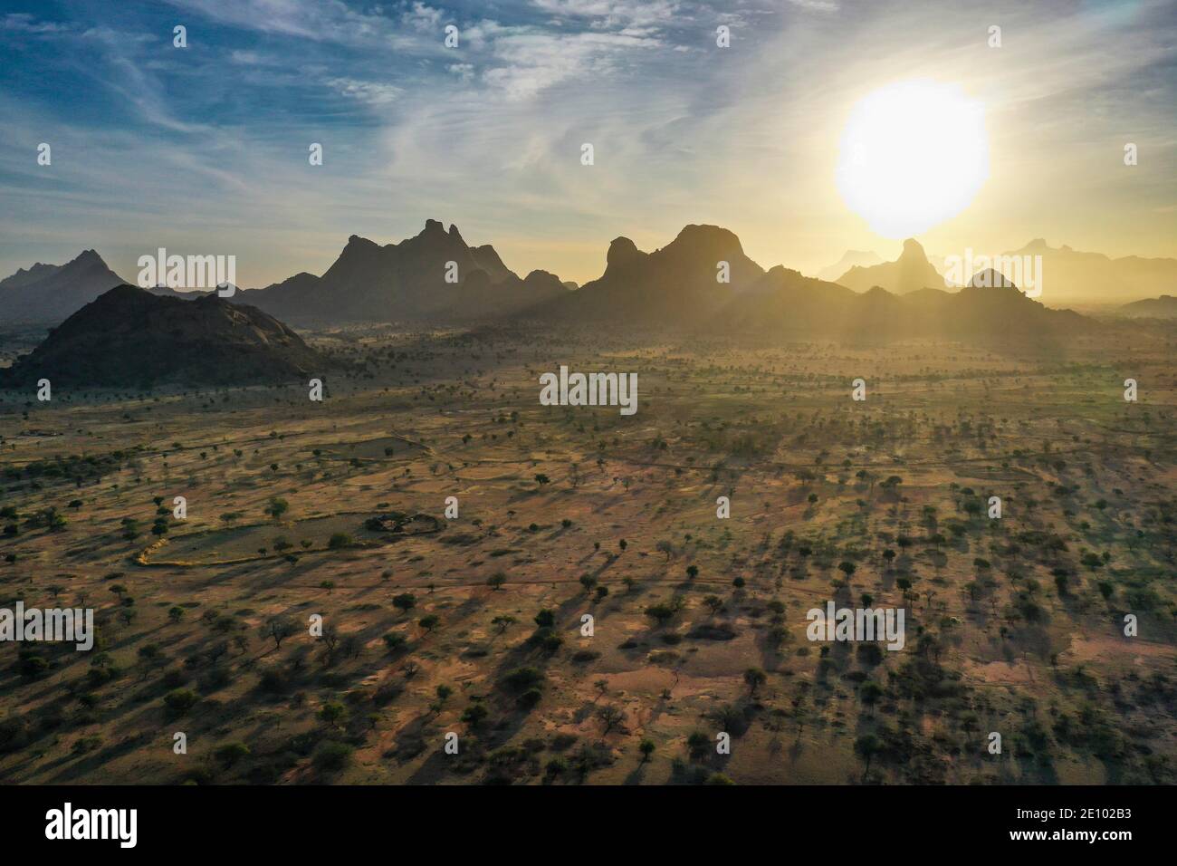 Vue aérienne de beaux paysages de montagne, Sahel, Tchad, Afrique Banque D'Images