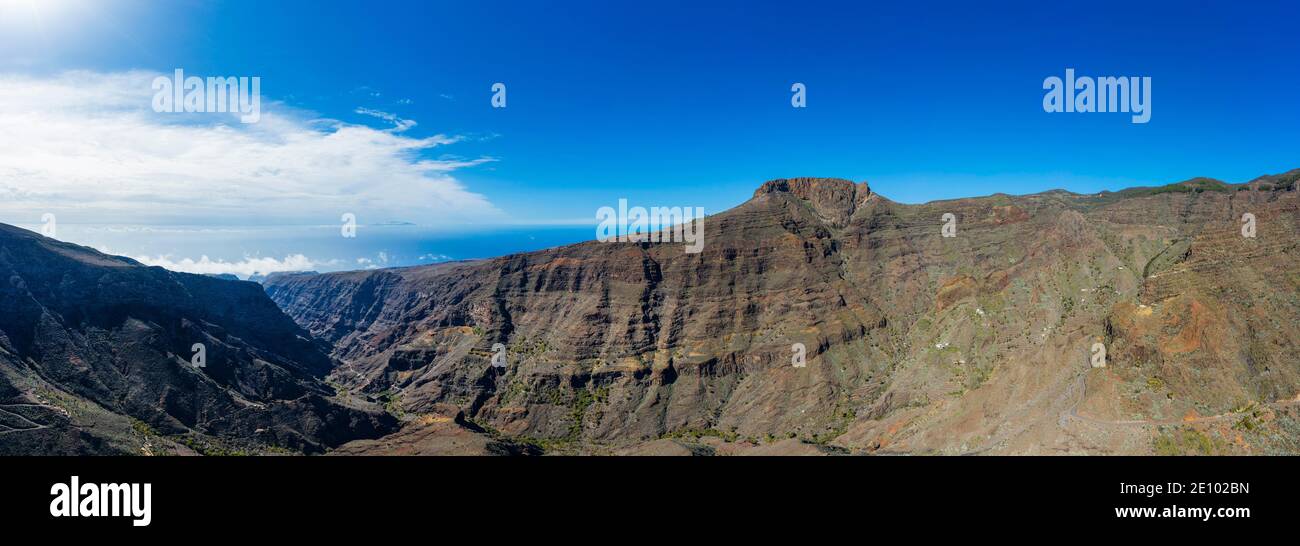 Panorama de Barranco de Erque avec Table Mountain Fortaleza, tir de drone, la Gomera, îles Canaries, Espagne, Europe Banque D'Images