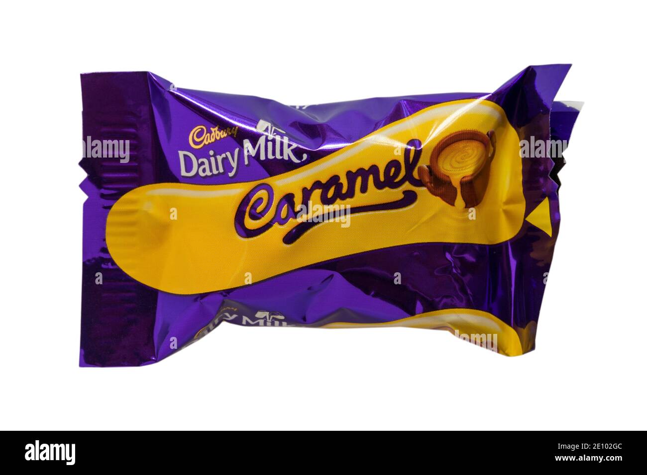 Lait de Cadbury chocolat au caramel provenant d'une boîte de chocolats Cadbury Heroes chocolats isolés sur fond blanc - héros chocolat Banque D'Images