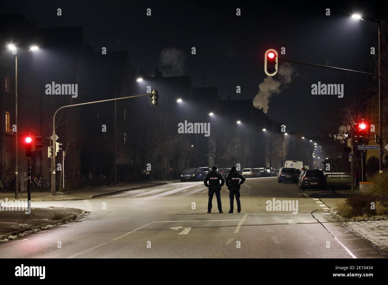 Mesures contre la pandémie de Corona, les policiers contrôlent le couvre-feu de nuit, Burghausen, haute-Bavière, Bavière, Allemagne, Europe Banque D'Images