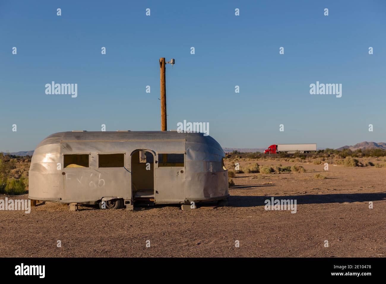Bande-annonce jetée d'Airstream, Bagdad Cafe, emplacement du film 'Out of Rosenheim', route 66, Newberry Springs, Californie, États-Unis, Amérique du Nord Banque D'Images